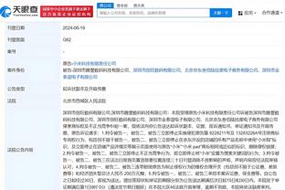 非常生气！詹姆斯最后一攻对抗狄龙上篮摔倒 裁判无吹罚